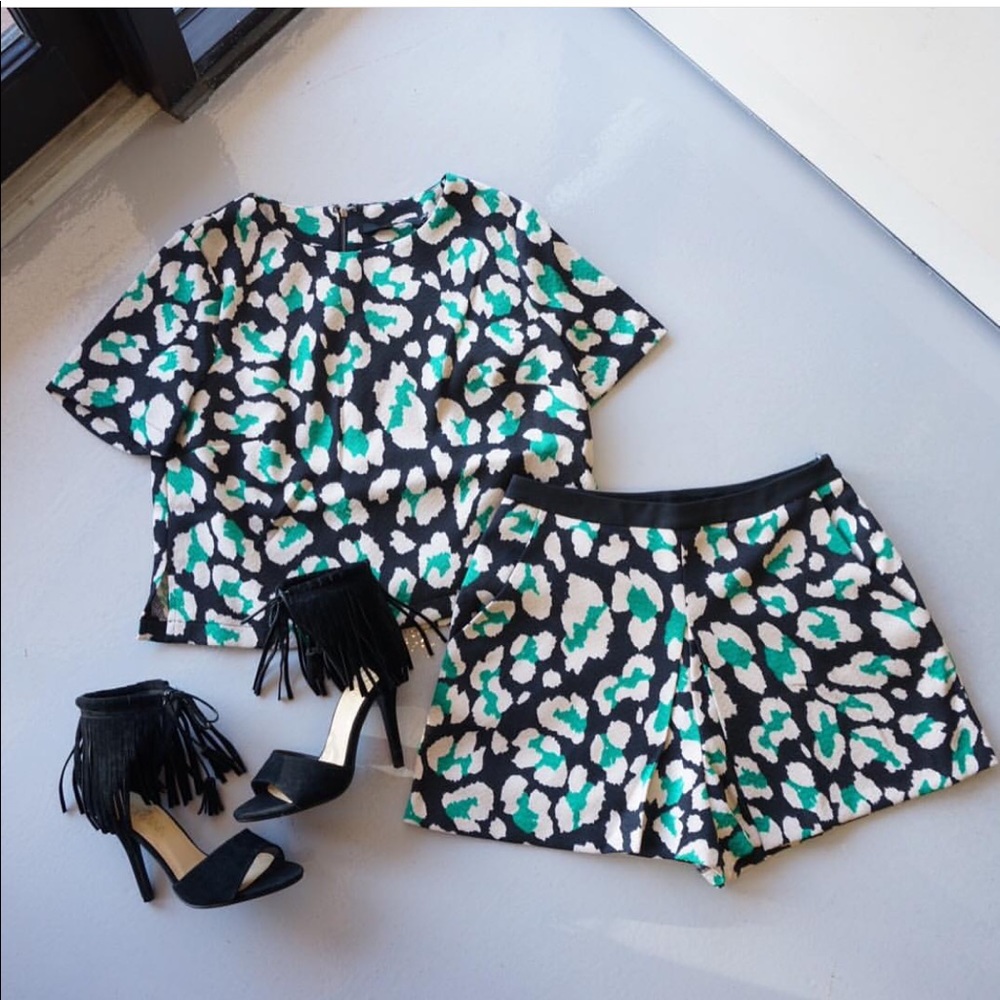 NWT Ark & Co green leopard shorts